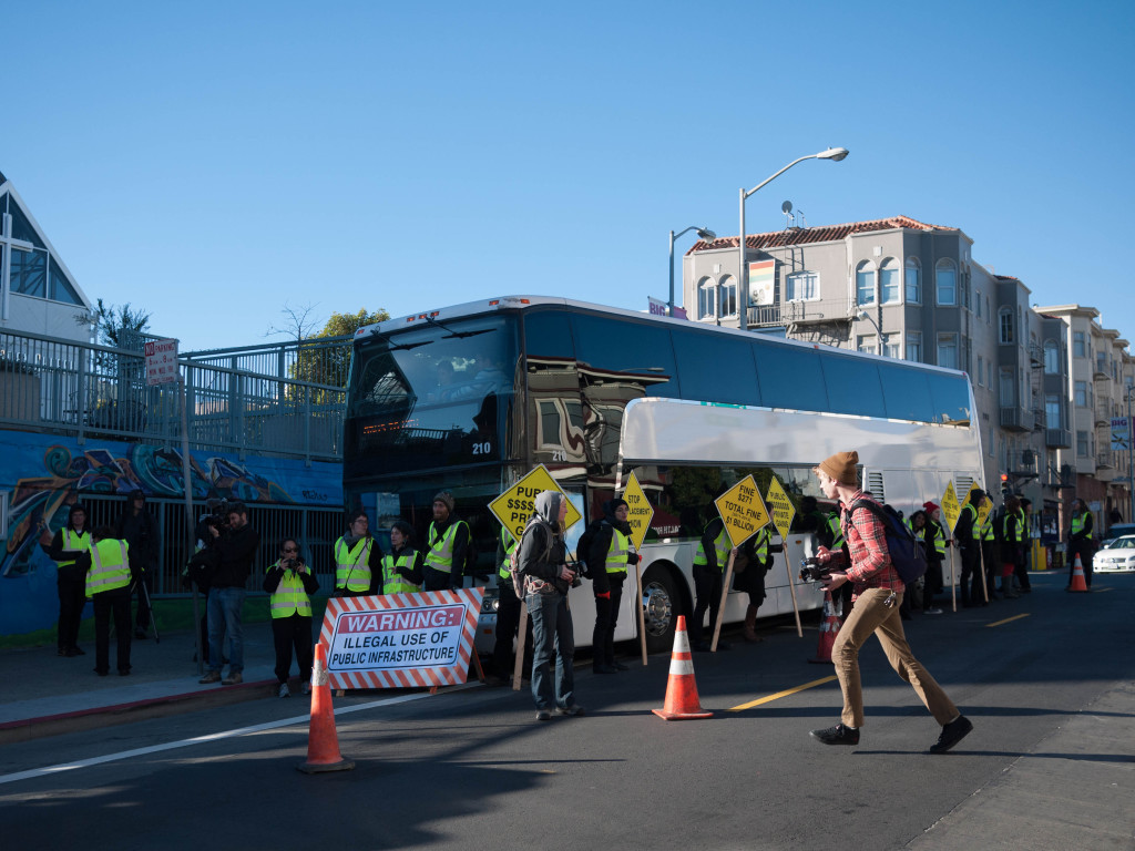 "Google-Bus" wird an einer Muni-Haltestelle von Demonstranten blockiert. 